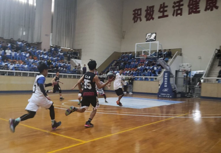 如何在篮球冬令营中加强体能训练？_2